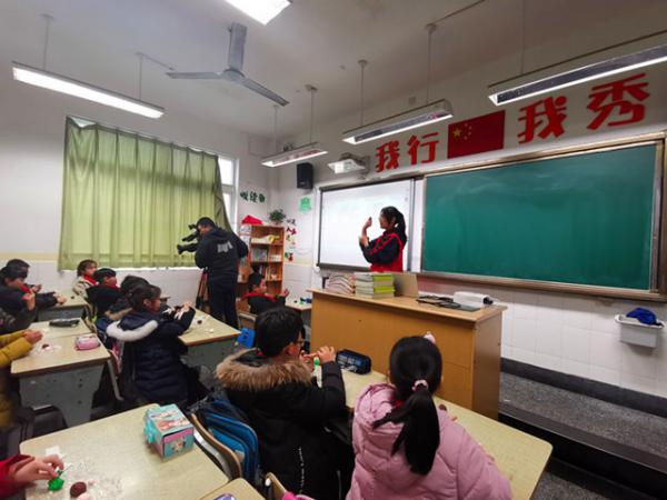 03121三月春風(fēng) 溫暖童心——志愿服務(wù)讓雷鋒精神煥發(fā)時代光輝-吳晶2_副本.jpg