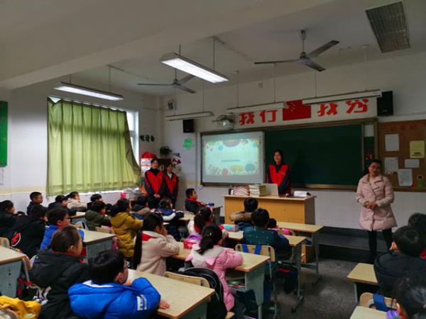 0312三月春風(fēng) 溫暖童心——志愿服務(wù)讓雷鋒精神煥發(fā)時代光輝-吳晶1_副本.jpg